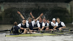 De Oxfordploeg is vermoeid maar gelukkig na het winnen van de 151ste Boat Race op de Thames     © 2005 The Times