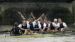 De Oxfordploeg is vermoeid maar gelukkig na het winnen van de 151ste Boat Race op de Thames © 2005 The Times